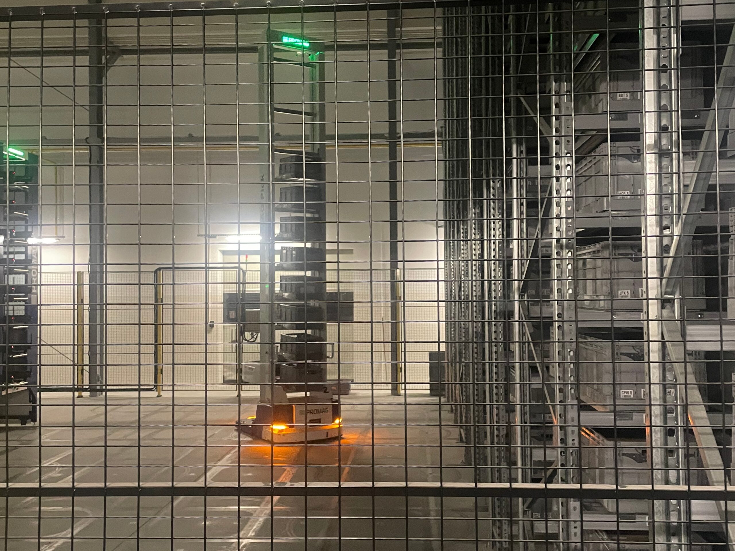 Robot AGV w magazynie