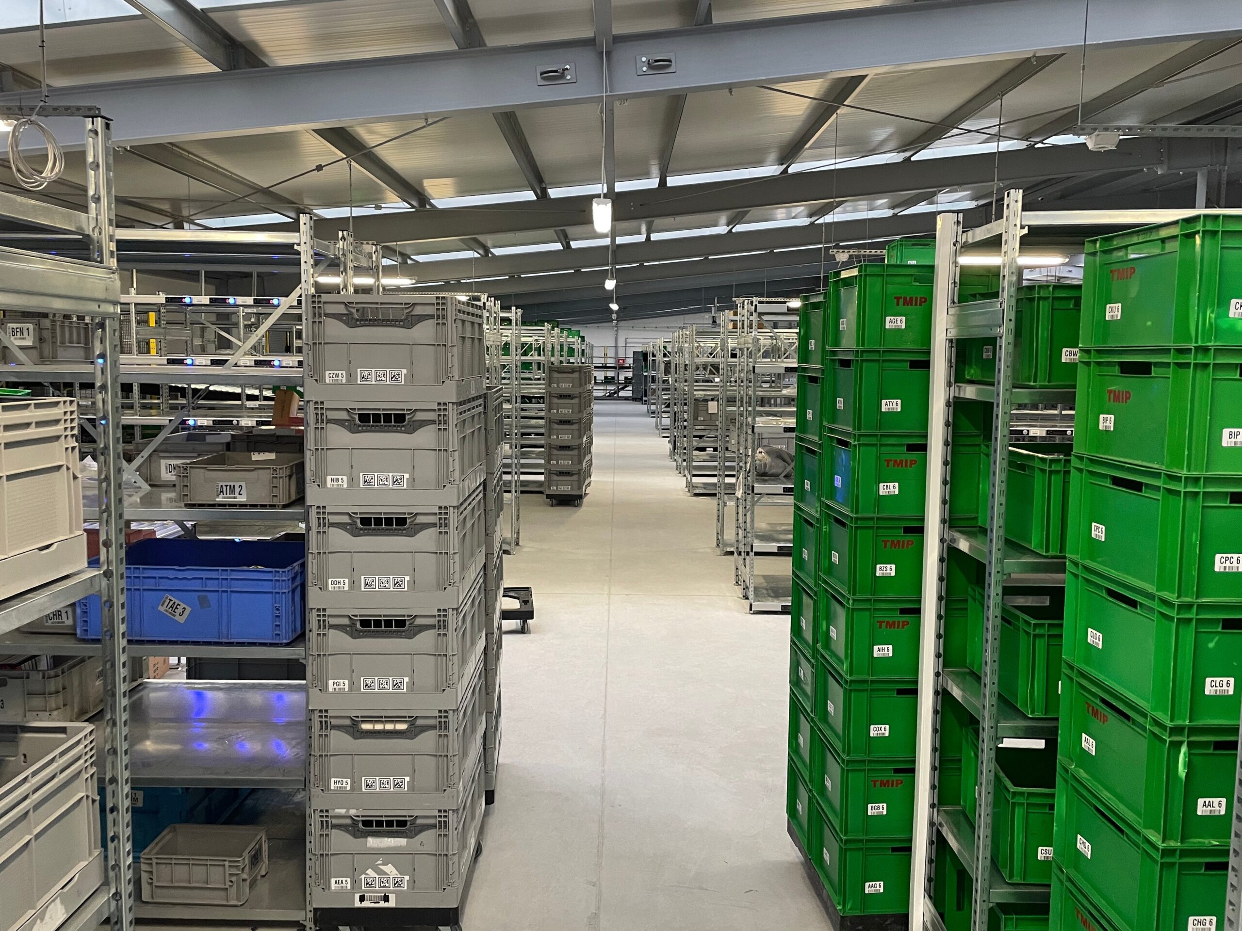 Nowoczesny magazyn fulfillment - widok głównej alejki