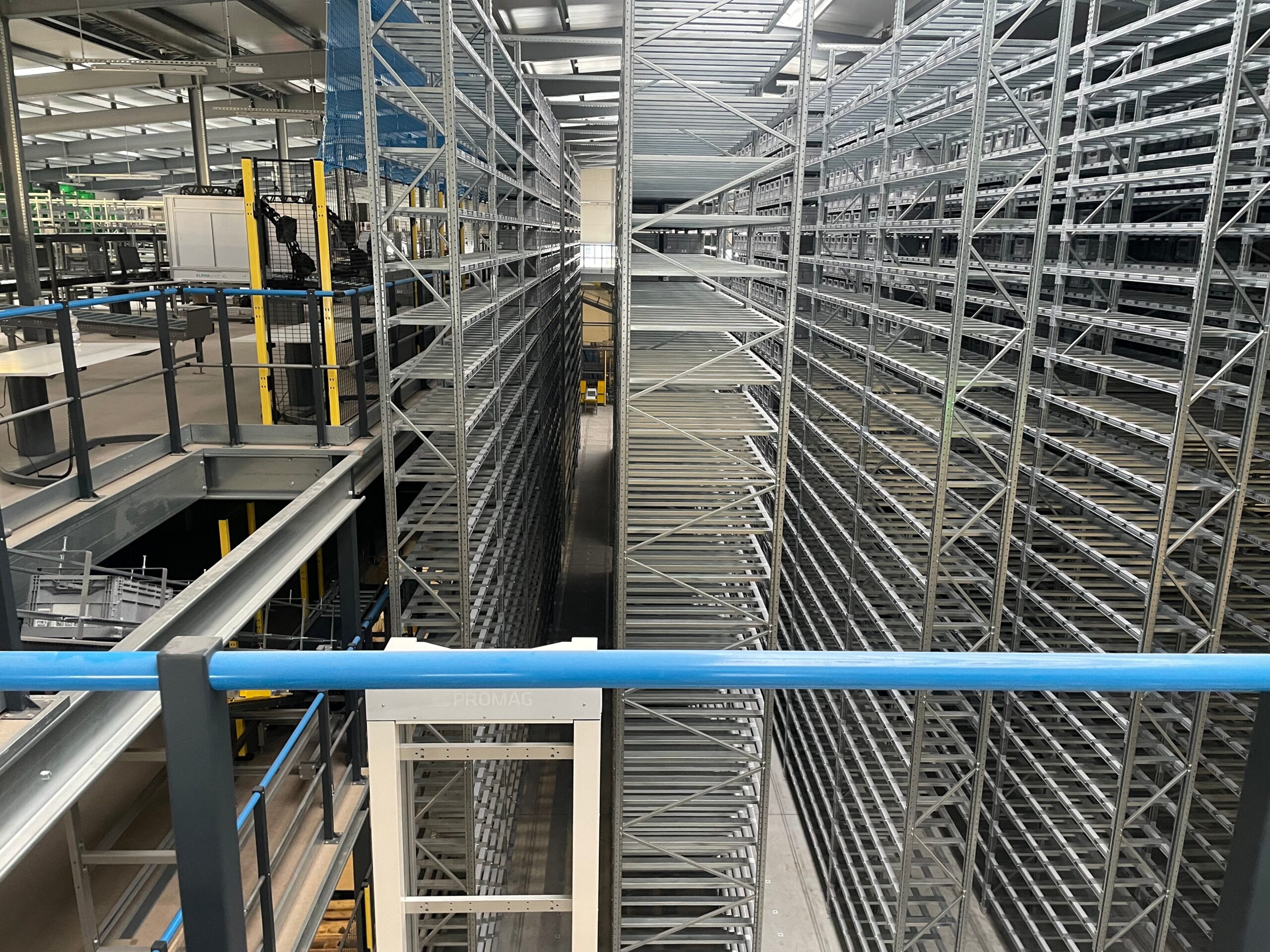 Wielopoziomowy system regałów magazynowych