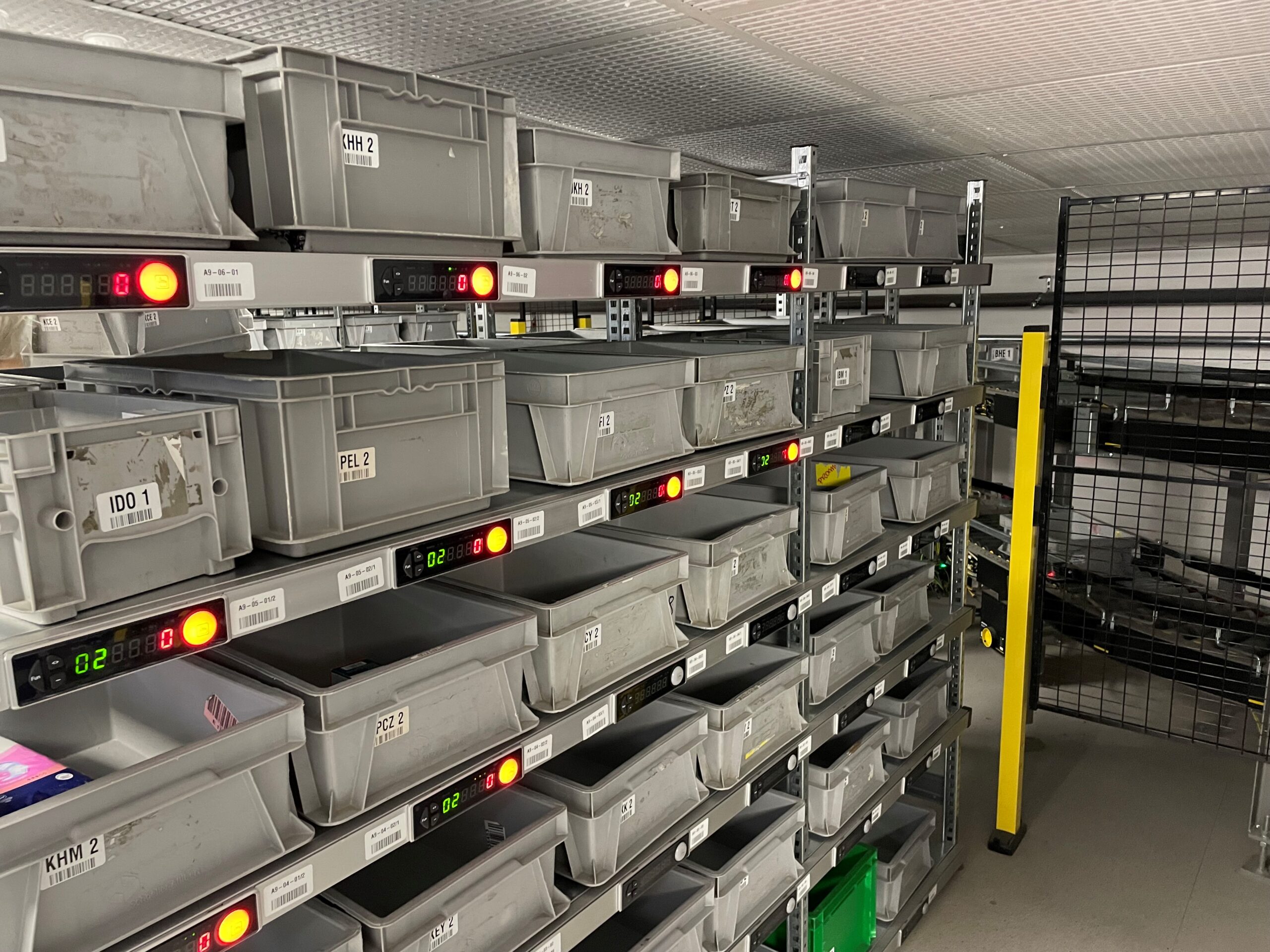 Zautomatyzowany system magazynowy z półkami